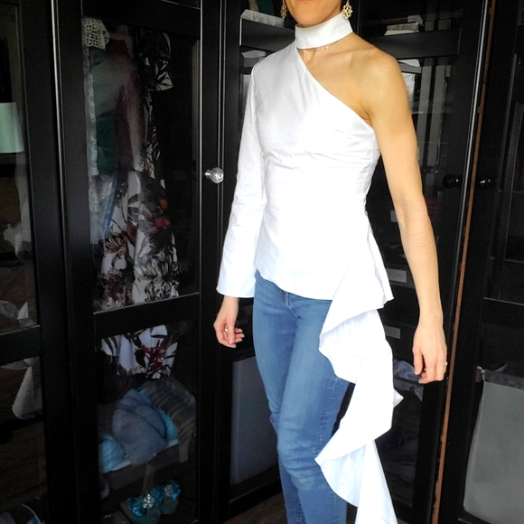 🥿2/$40 White one-sleeve blouse - Picture 2 of 8